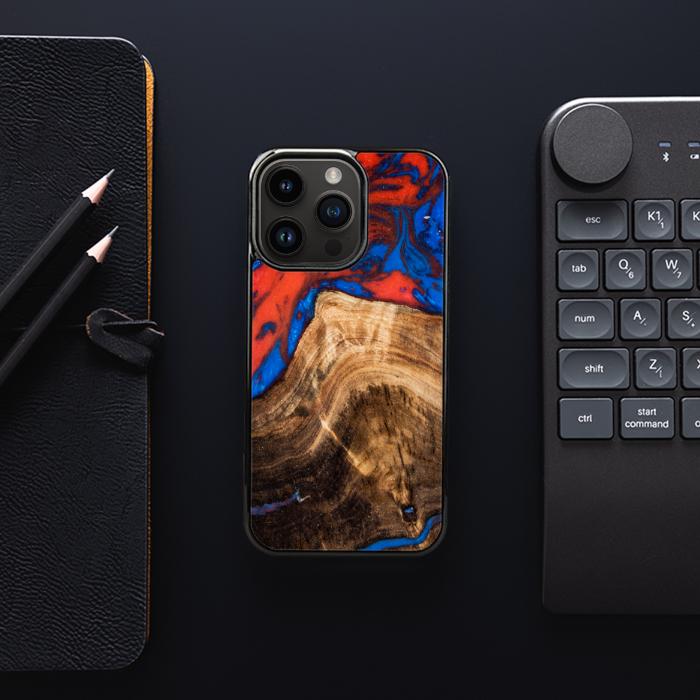 iPhone 15 Pro Handyhülle aus Harz und Holz - SYNERGY#A82