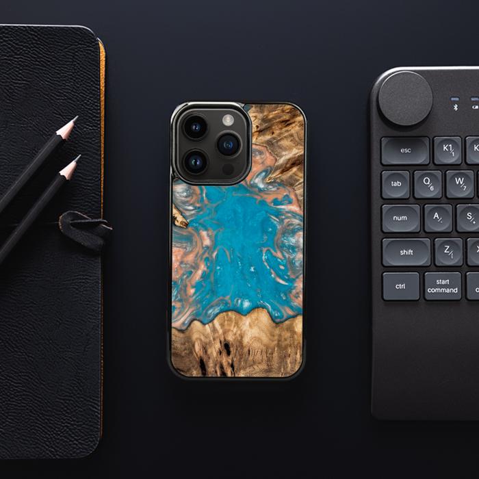 iPhone 15 Pro Handyhülle aus Harz und Holz - SYNERGY#A97