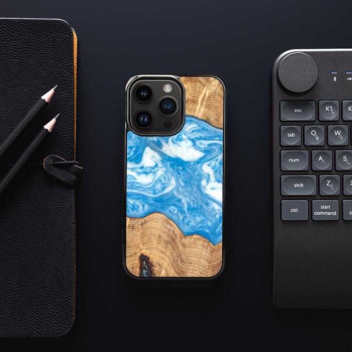 iPhone 15 Pro Handyhülle aus Harz und Holz - SYNERGY#B03