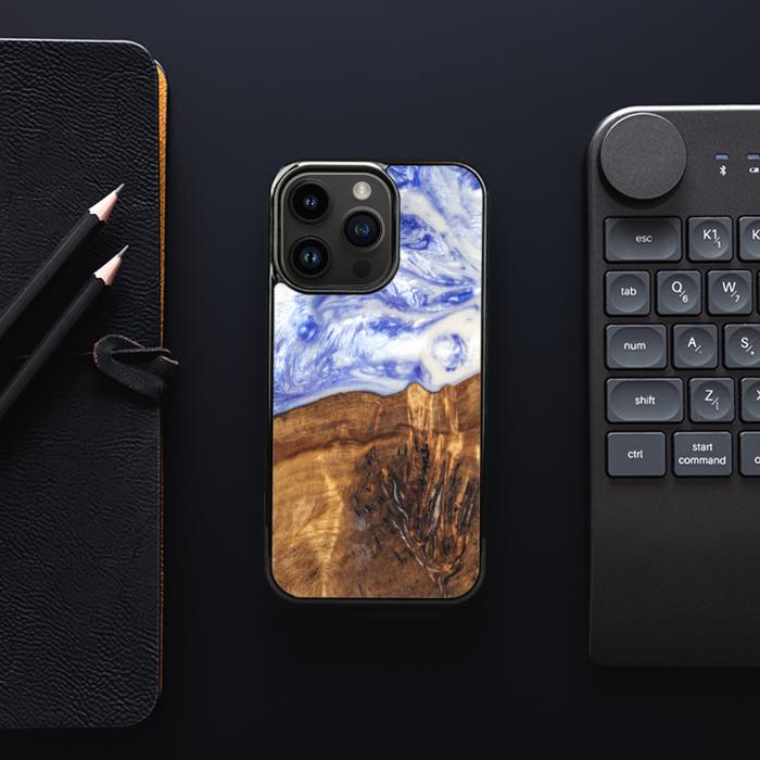iPhone 15 Pro Handyhülle aus Harz und Holz - SYNERGY#B04