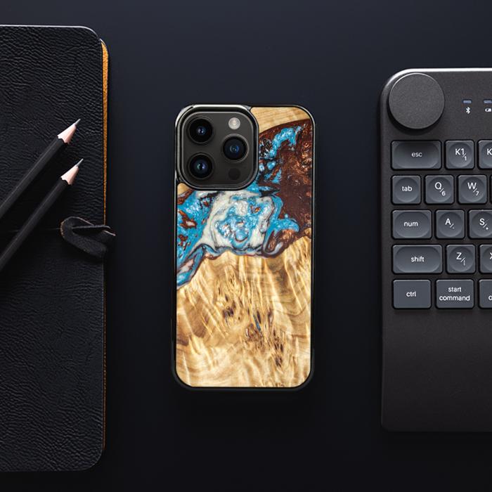 iPhone 15 Pro Handyhülle aus Harz und Holz - SYNERGY#B12