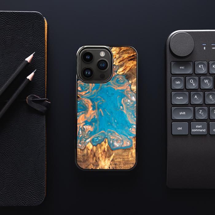 iPhone 15 Pro Handyhülle aus Harz und Holz - SYNERGY#B22