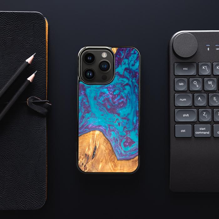 iPhone 15 Pro Handyhülle aus Harz und Holz - SYNERGY#B25