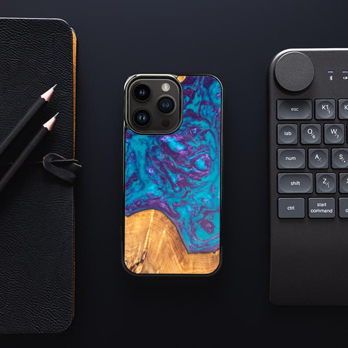 iPhone 15 Pro Handyhülle aus Harz und Holz - SYNERGY#B28