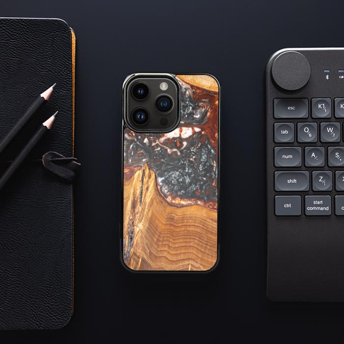 iPhone 15 Pro Handyhülle aus Harz und Holz - SYNERGY#B37