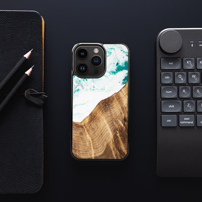iPhone 15 Pro Handyhülle aus Harz und Holz - SYNERGY#C14