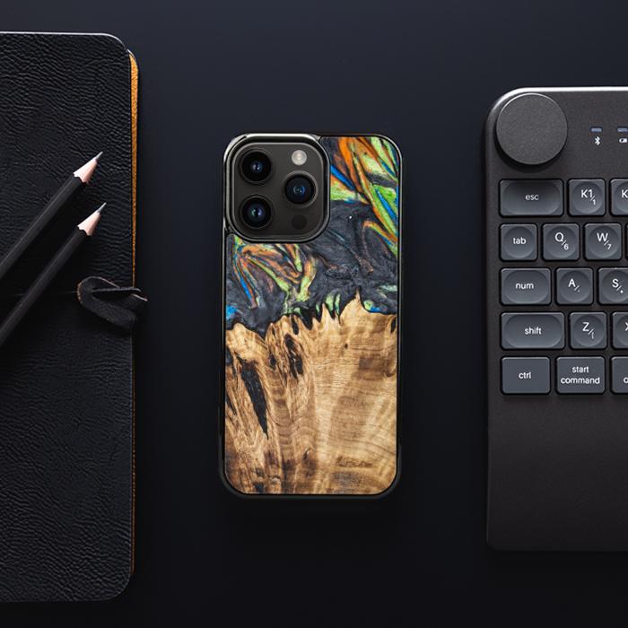iPhone 15 Pro Handyhülle aus Harz und Holz - SYNERGY#C22