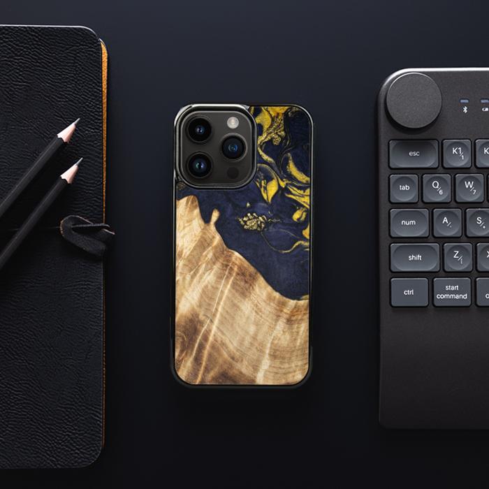 iPhone 15 Pro Handyhülle aus Harz und Holz - SYNERGY#C26