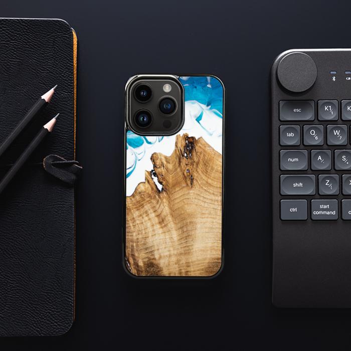 iPhone 15 Pro Handyhülle aus Harz und Holz - SYNERGY#C41