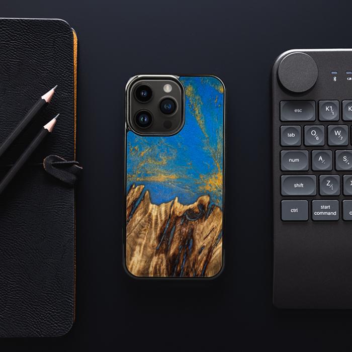 iPhone 15 Pro Handyhülle aus Harz und Holz - SYNERGY#C43