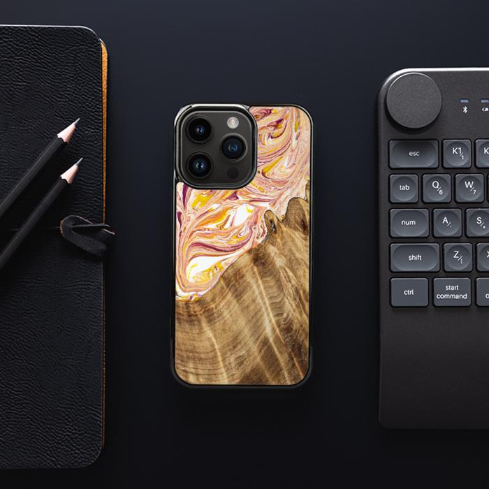 iPhone 15 Pro Handyhülle aus Harz und Holz - SYNERGY#C48