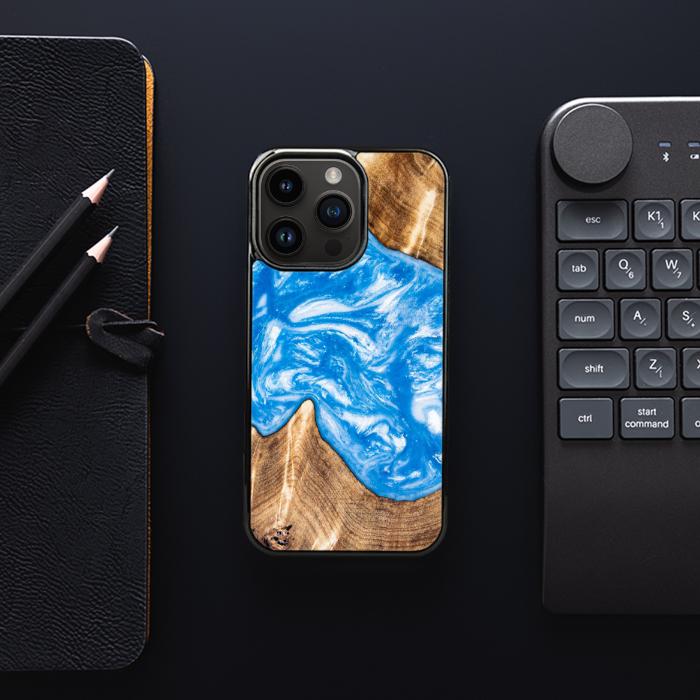 iPhone 15 Pro Handyhülle aus Harz und Holz - Synergy#325