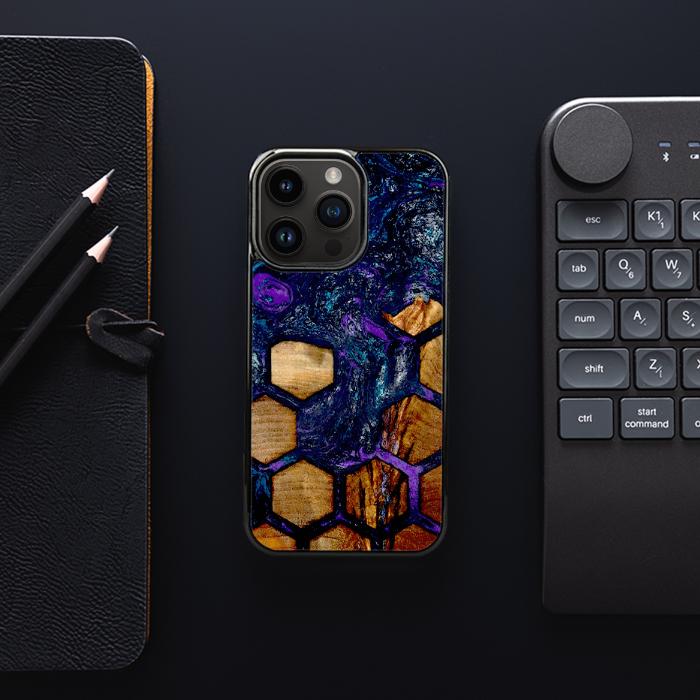 iPhone 15 Pro Handyhülle aus Harz und Holz - Synergy#D105
