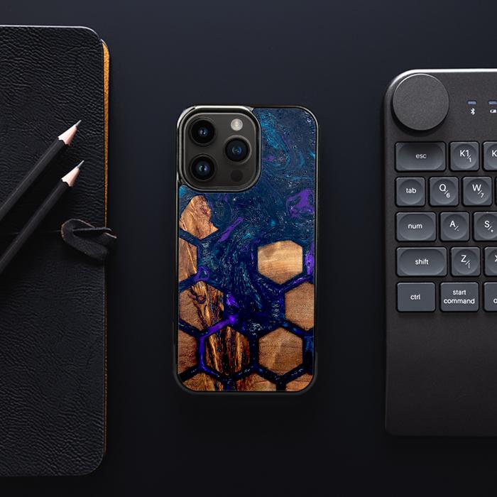 iPhone 15 Pro Handyhülle aus Harz und Holz - Synergy#D106