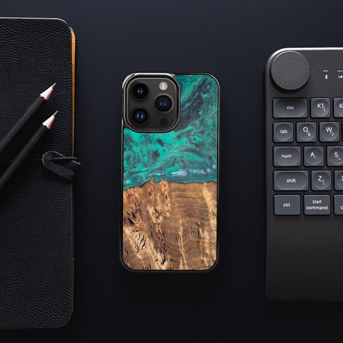 iPhone 15 Pro Handyhülle aus Harz und Holz - Synergy#D108