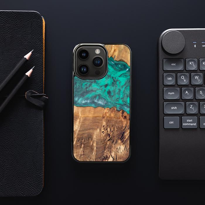 iPhone 15 Pro Handyhülle aus Harz und Holz - Synergy#D111