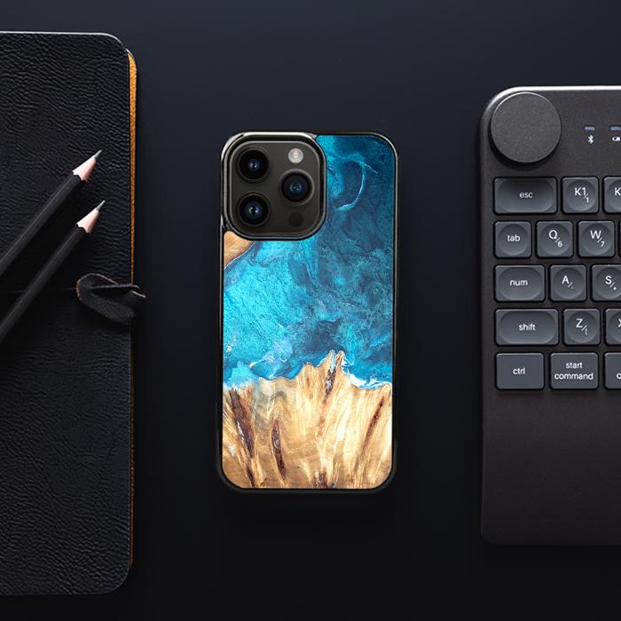 iPhone 15 Pro Handyhülle aus Harz und Holz - Synergy#D115