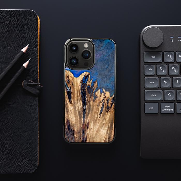 iPhone 15 Pro Handyhülle aus Harz und Holz - Synergy#D120