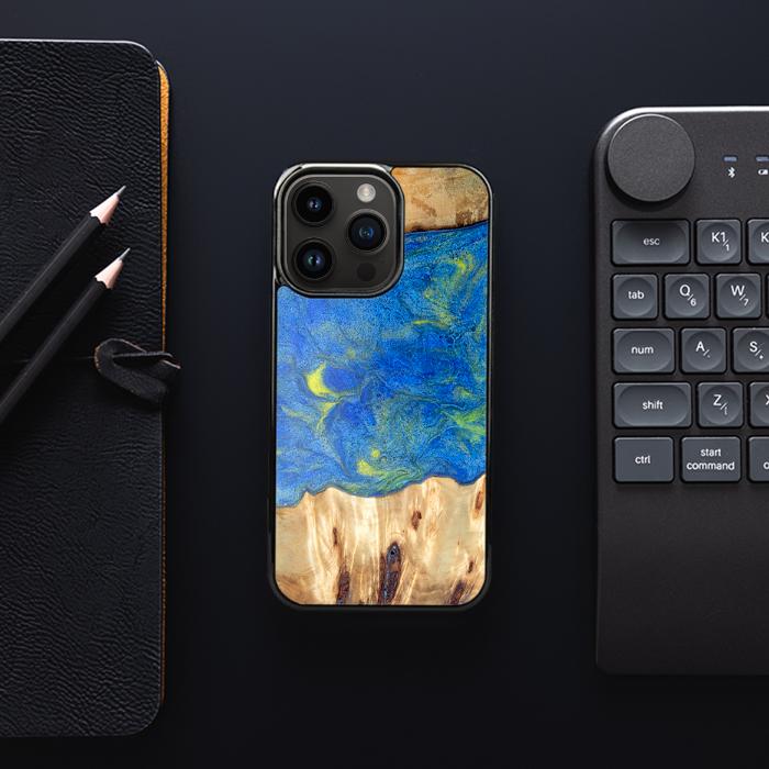 iPhone 15 Pro Handyhülle aus Harz und Holz - Synergy#D131