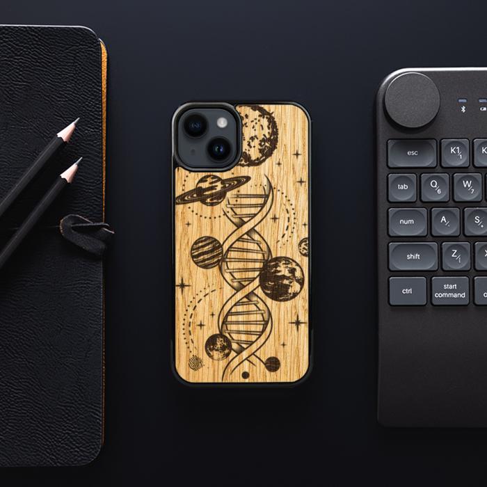 iPhone 15 Handyhülle aus Holz - Space DNA (Eiche)