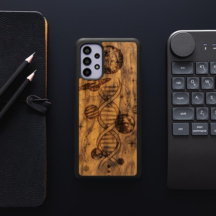 Samsung Galaxy A32 4G Handyhülle aus Holz - Space DNA (Imbuia)