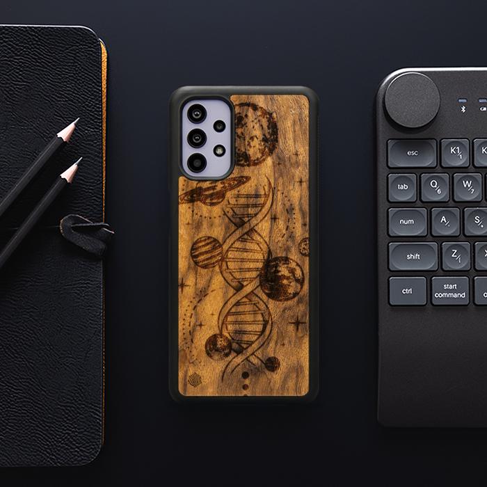 Samsung Galaxy A32 5G Handyhülle aus Holz - Space DNA (Imbuia)