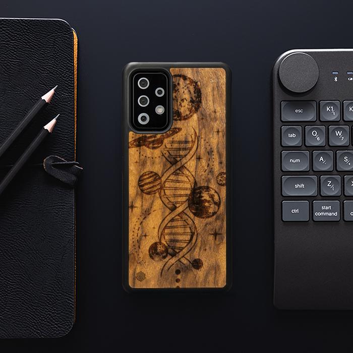 Samsung Galaxy A33 5G Handyhülle aus Holz - Space DNA (Imbuia)