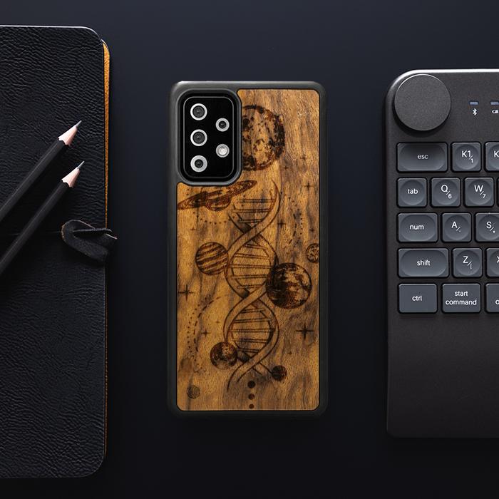 Samsung Galaxy A72 5G Handyhülle aus Holz - Space DNA (Imbuia)