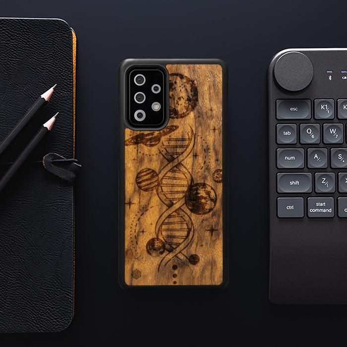 Samsung Galaxy A73 5G Handyhülle aus Holz - Space DNA (Imbuia)