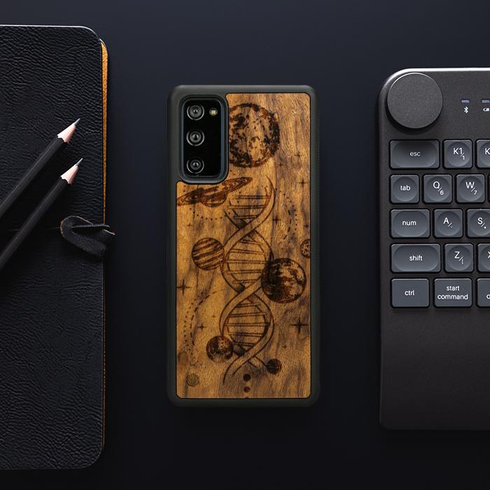 Samsung Galaxy S20 FE Handyhülle aus Holz - Space DNA (Imbuia)