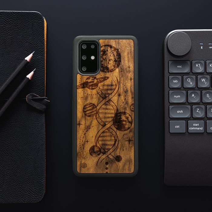 Samsung Galaxy S20 Plus Handyhülle aus Holz - Space DNA (Imbuia)