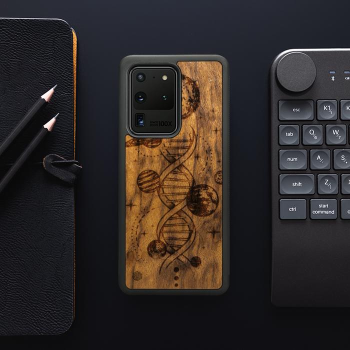 Samsung Galaxy S20 Ultra Handyhülle aus Holz - Space DNA (Imbuia)