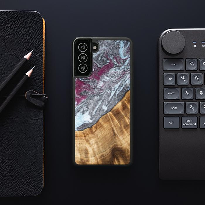 Samsung Galaxy S21 FE Handyhülle aus Harz und Holz - Synergy#C12