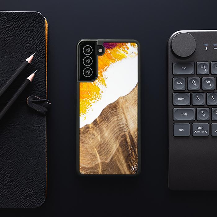 Samsung Galaxy S21 FE Handyhülle aus Harz und Holz - Synergy#C28