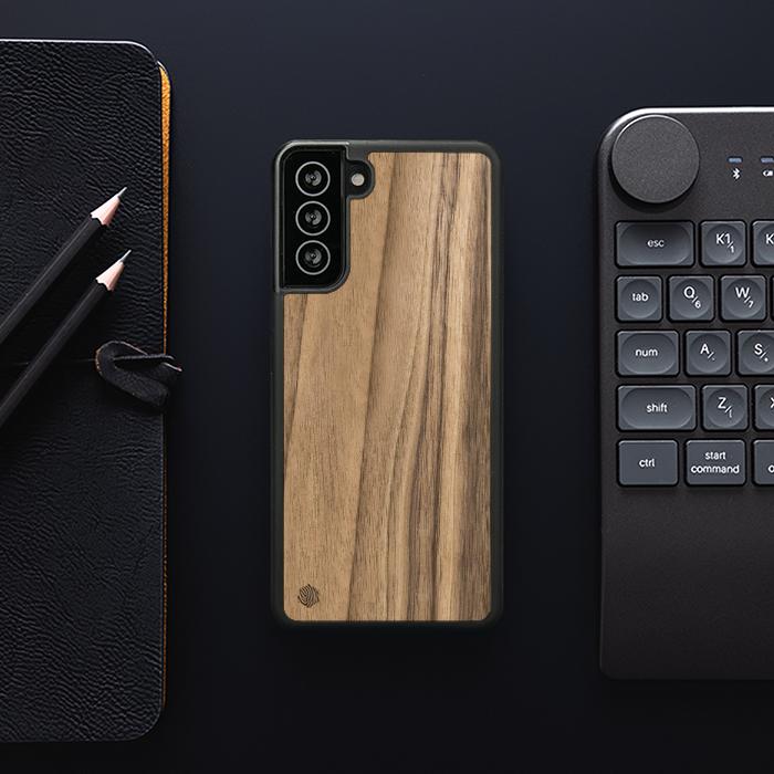 Samsung Galaxy S21 FE Handyhülle aus Holz - Nussbaum
