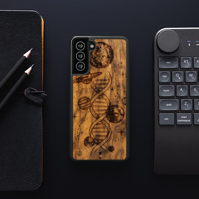 Samsung Galaxy S21 FE Handyhülle aus Holz - Space DNA (Imbuia)