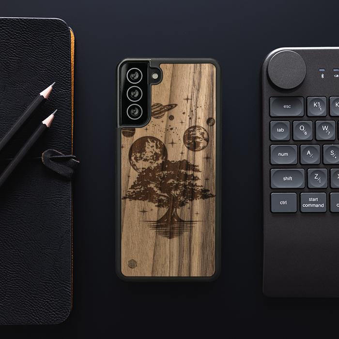 Samsung Galaxy S21 Plus Handyhülle aus Holz - Galactic Garden