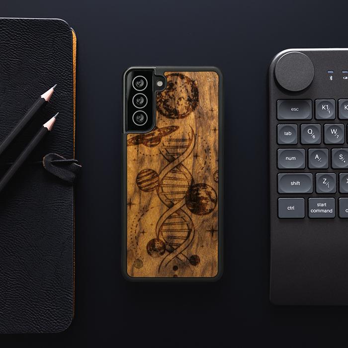 Samsung Galaxy S21 Handyhülle aus Holz - Space DNA (Imbuia)