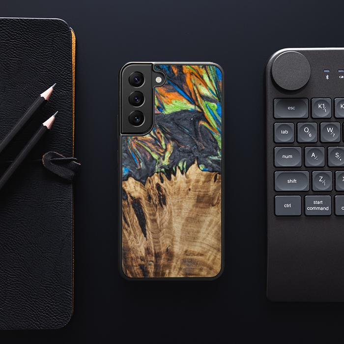 Samsung Galaxy S22 Plus Handyhülle aus Harz und Holz - SYNERGY#C22