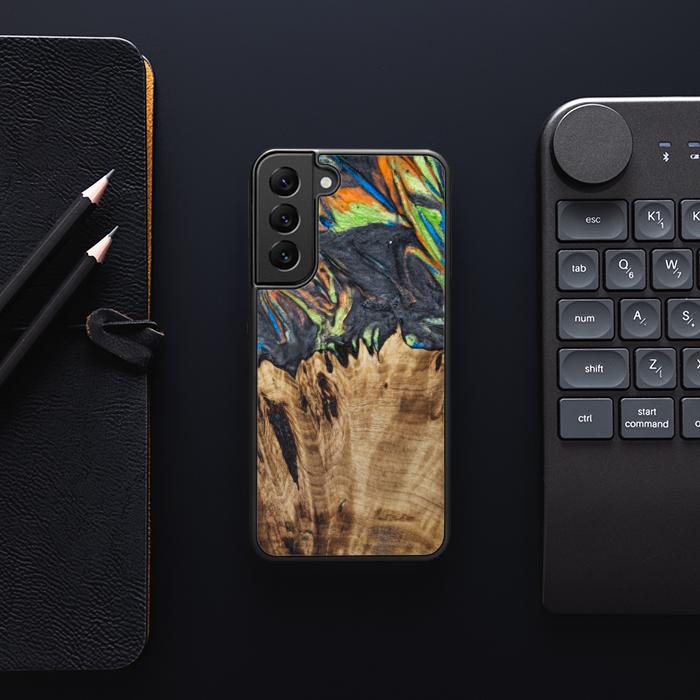 Samsung Galaxy S22 Handyhülle aus Harz und Holz - SYNERGY#C22