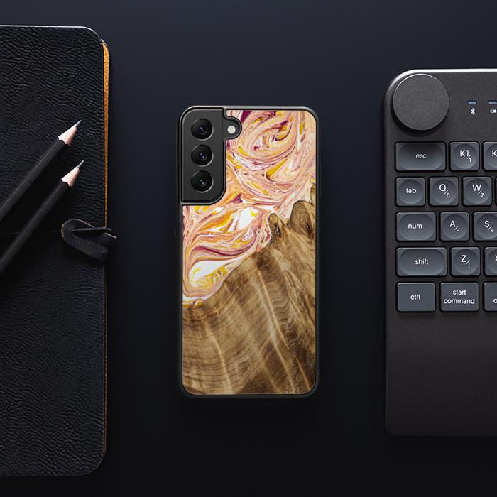 Samsung Galaxy S22 Handyhülle aus Harz und Holz - SYNERGY#C48