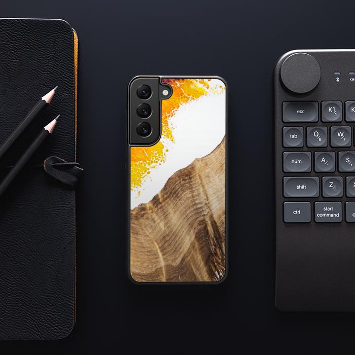 Samsung Galaxy S22 Handyhülle aus Harz und Holz - Synergy#C28