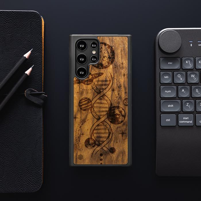 Samsung Galaxy S22 Ultra Handyhülle aus Holz - Space DNA (Imbuia)