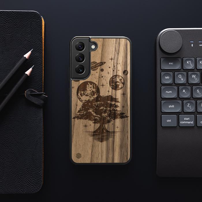 Samsung Galaxy S23 Plus Handyhülle aus Holz - Galactic Garden