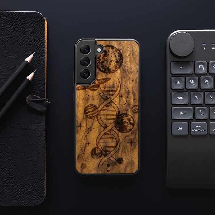 Samsung Galaxy S23 Plus Handyhülle aus Holz - Space DNA (Imbuia)