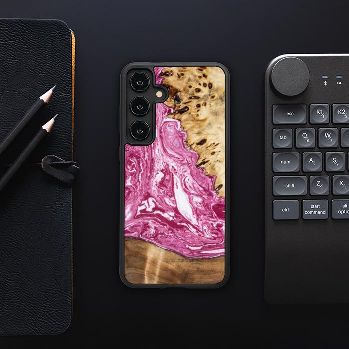Samsung Galaxy S24 Plus Handyhülle aus Harz und Holz - Synergy#129