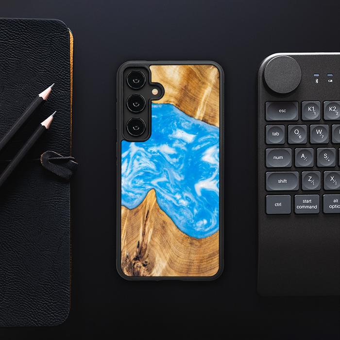 Samsung Galaxy S24 Plus Handyhülle aus Harz und Holz - Synergy#A26