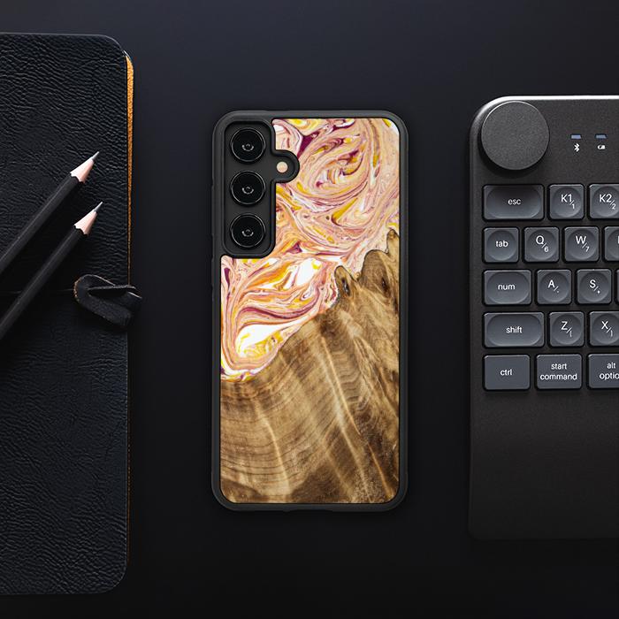 Samsung Galaxy S24 Plus Handyhülle aus Harz und Holz - Synergy#C48