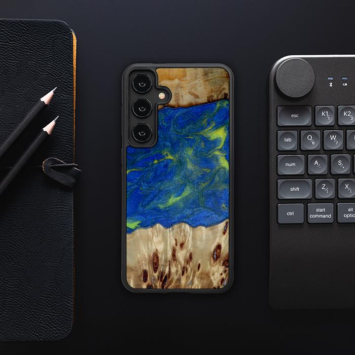 Samsung Galaxy S24 Plus Handyhülle aus Harz und Holz - Synergy#D102
