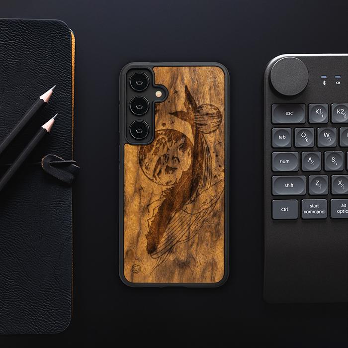 Samsung Galaxy S24 Plus Handyhülle aus Holz - Cosmic Whale